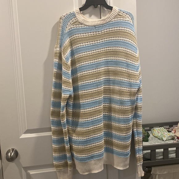 oversized sweater it kind of fits like a dress fits like a large/extra large - Picture 8 of 8